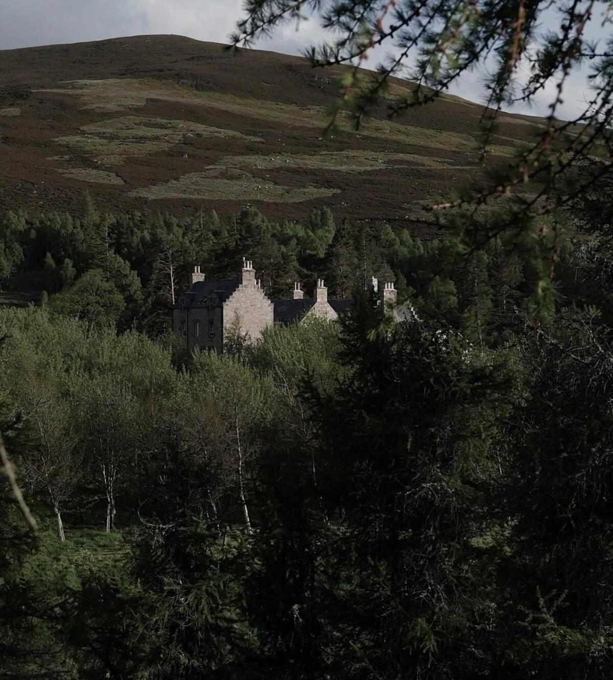 Huswell - Gairnshiel Lodge - Unique & Exclusive Lodge Next To The Castle Ballater Exterior foto